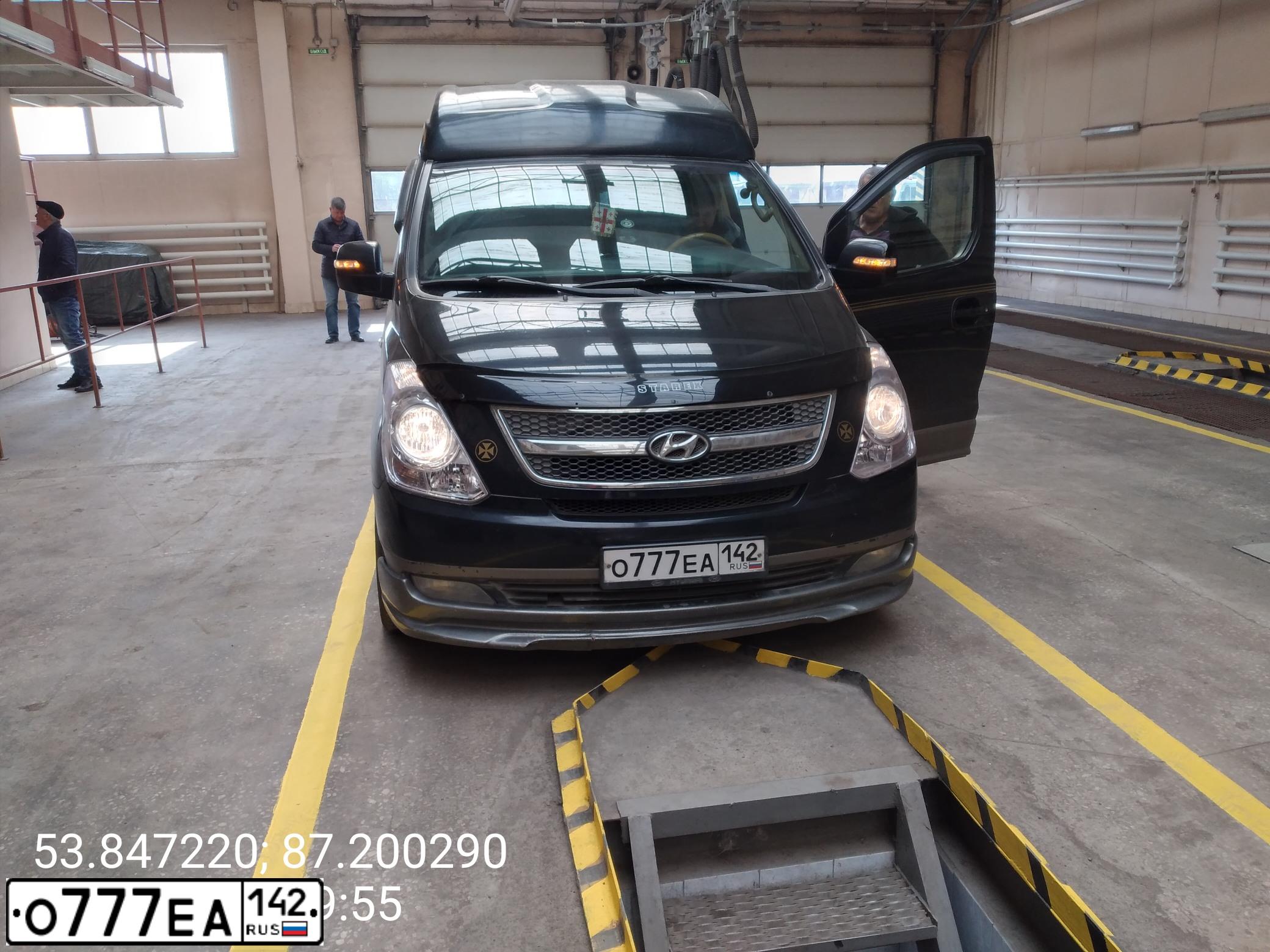 Фото автомобиля HYUNDAI GRAND STAREX, 2009 — госномер О777ЕА142. Цвет: ЧЕРНЫЙ СЕРЫЙ