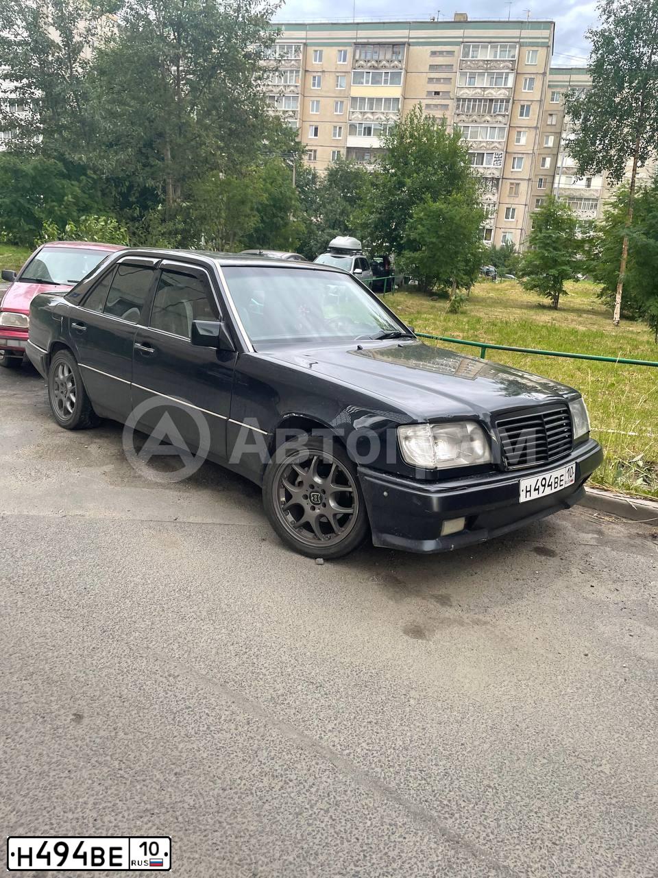 Фото автомобиля MERCEDES E-KLASSE, 1994 — госномер Н696НА10. Цвет: синий