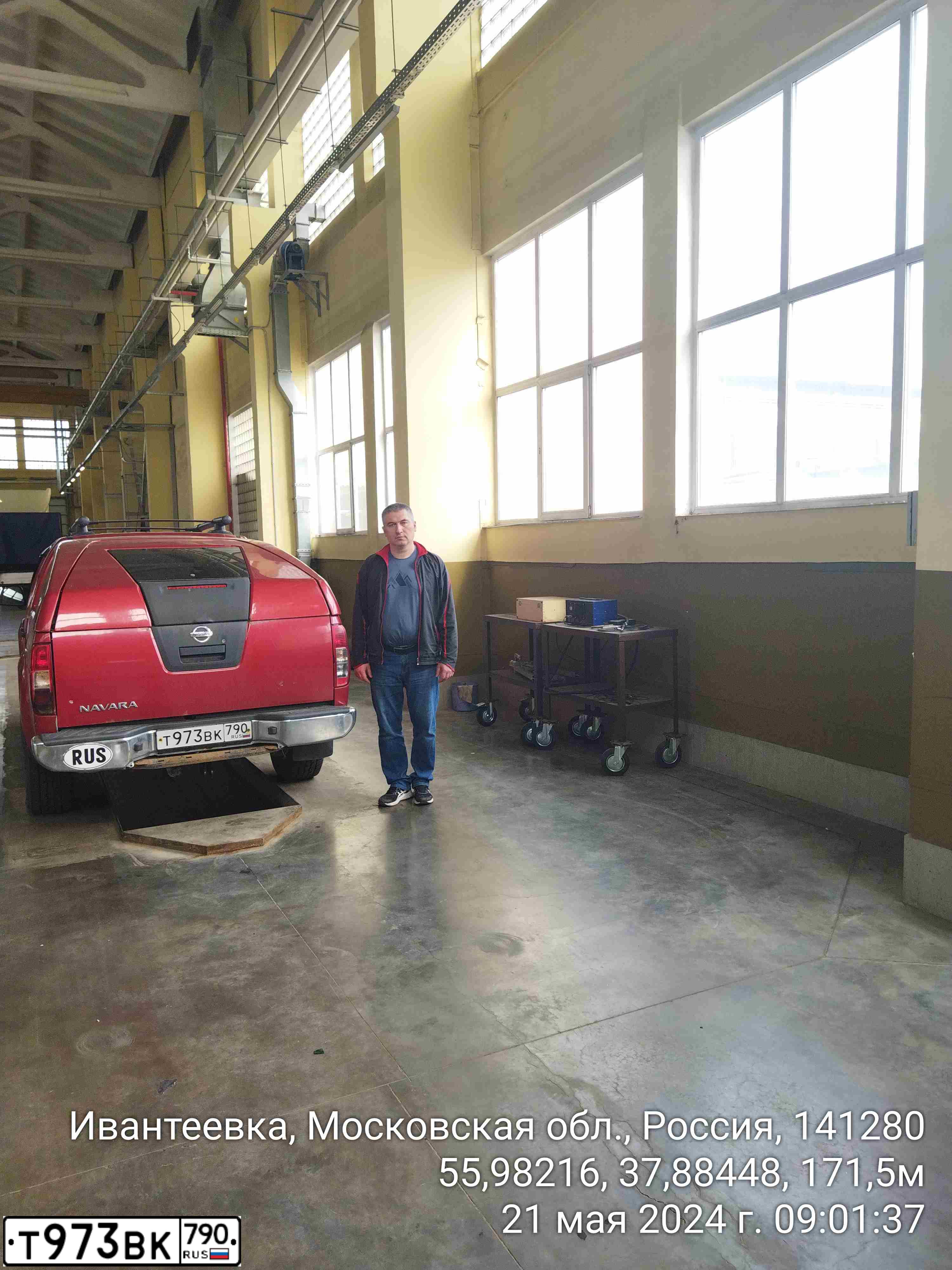 Фото автомобиля NISSAN NAVARA, 2008 — госномер Т973ВК790. Цвет: ВИШНЕВЫЙ