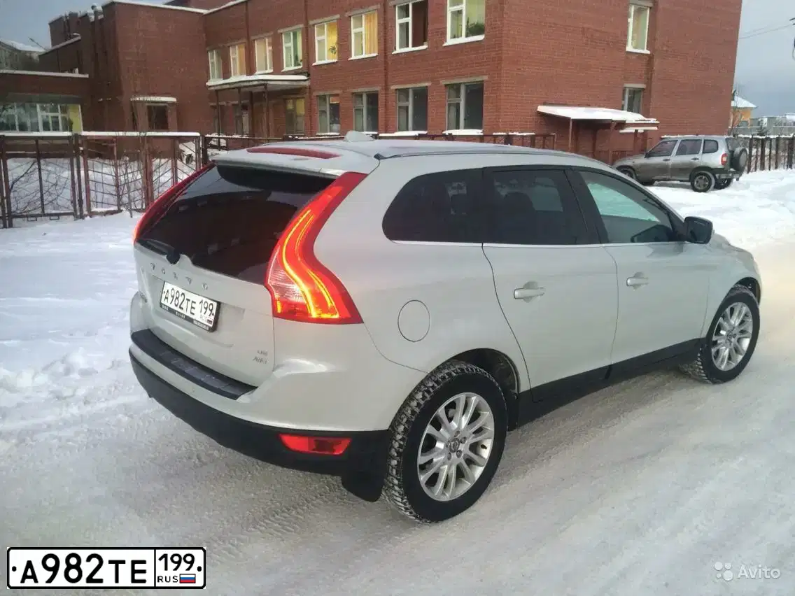 Фото автомобиля VOLVO XC60, 2009 — госномер А471НК51. Цвет: Белый