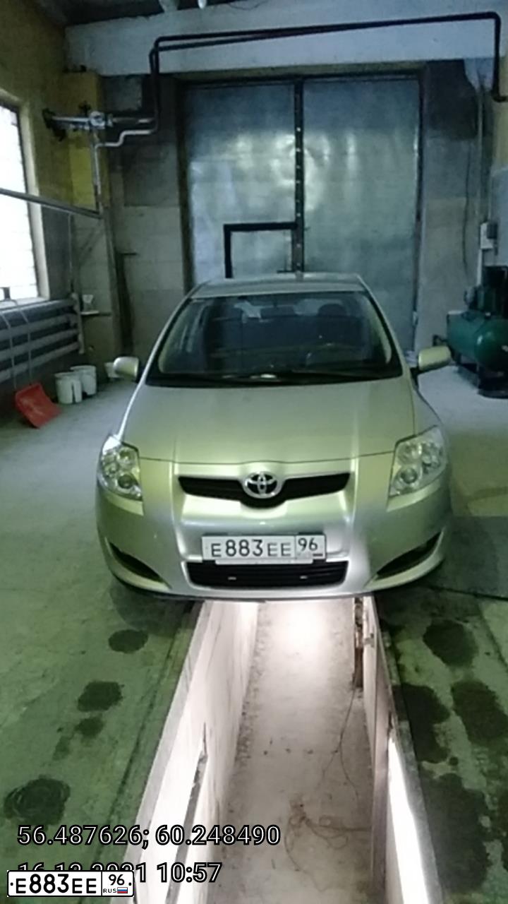 Фото автомобиля TOYOTA AURIS, 2007 — госномер Е883ЕЕ96. Цвет: СЕРЕБРИСТЫЙ