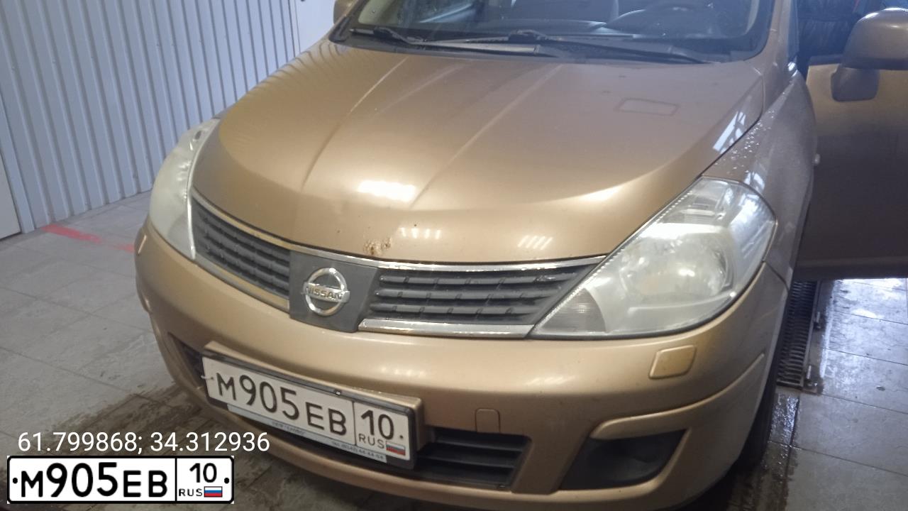 Фото автомобиля NISSAN TIIDA, 2008 — госномер М905ЕВ10. Цвет: БРОНЗОВЫЙ