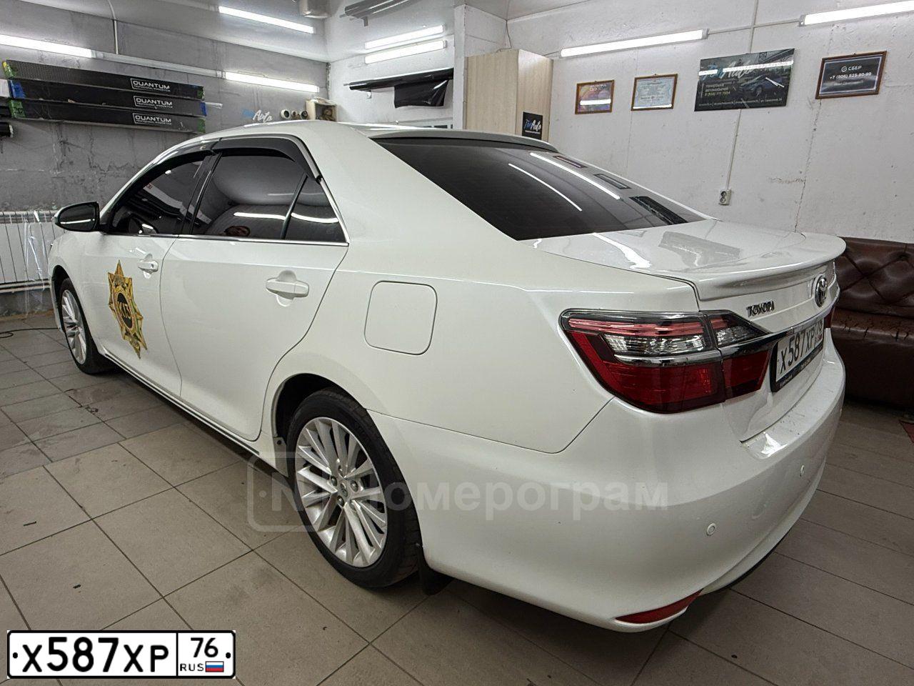 Фото автомобиля TOYOTA CAMRY, 2014 — госномер Х587ХР76. Цвет: Белый