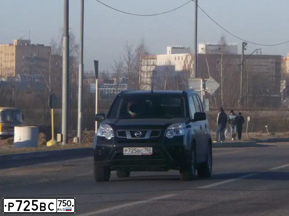 Фото автомобиля NISSAN X-TRAIL, 2013 — госномер Р725ВС750. Цвет: ЧЕРНЫЙ