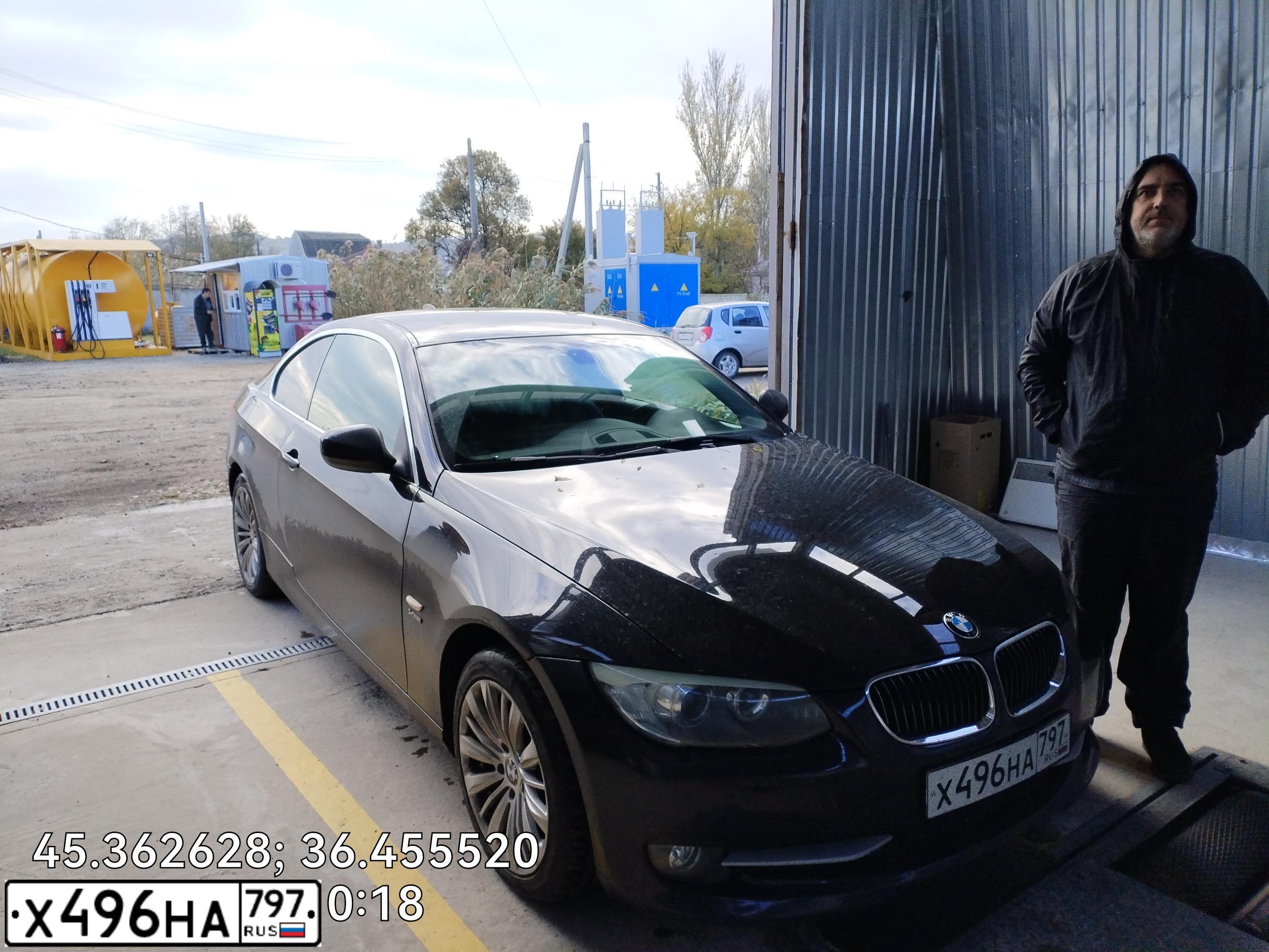 Фото автомобиля BMW 325I, 2011 — госномер Р582АК82. Цвет: ЧЕРНЫЙ