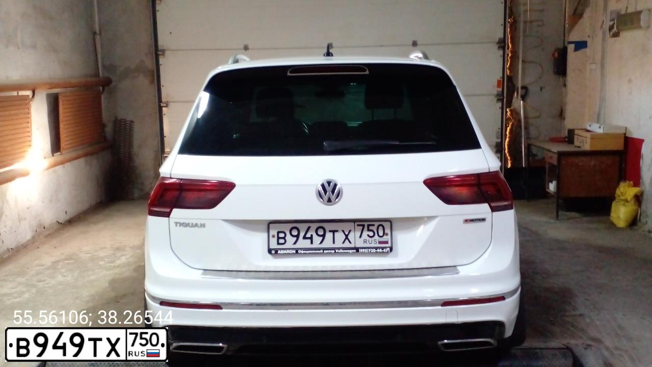 Фото автомобиля VOLKSWAGEN TIGUAN, 2018 — госномер В949ТХ750. Цвет: Белый