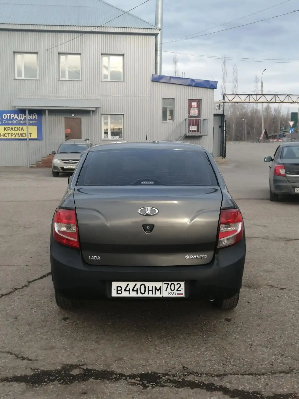 Фото автомобиля LADA LARGUS, 2013 — госномер Е940ХО702. Цвет: СЕРО-БЕЖЕВЫЙ