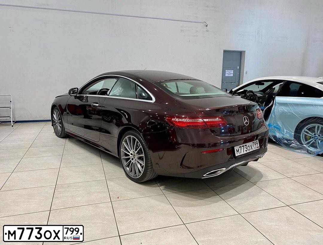 Фото автомобиля MERCEDES E-KLASSE, 2019 — госномер М773ОХ799. Цвет: ТЕМНО-КРАСНЫЙ