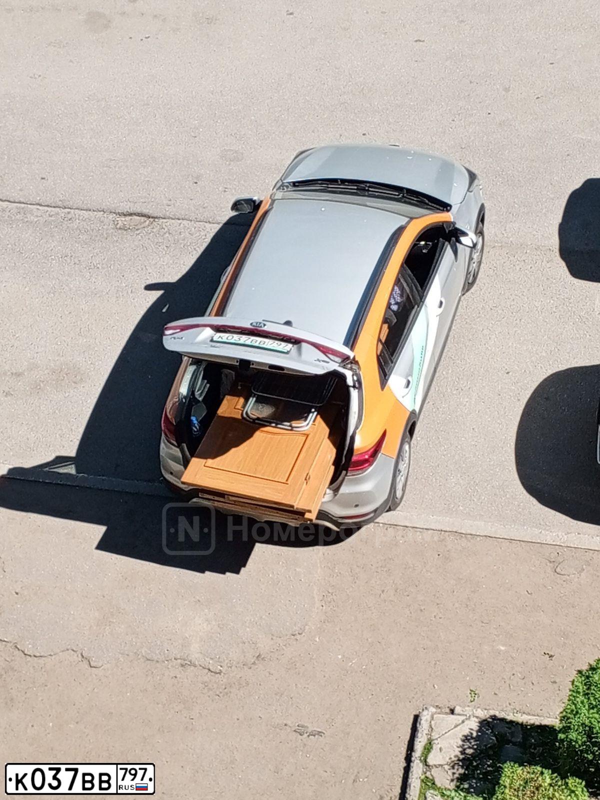 Фото автомобиля KIA RIO, 2020 — госномер К037ВВ797. Цвет: СЕРЫЙ