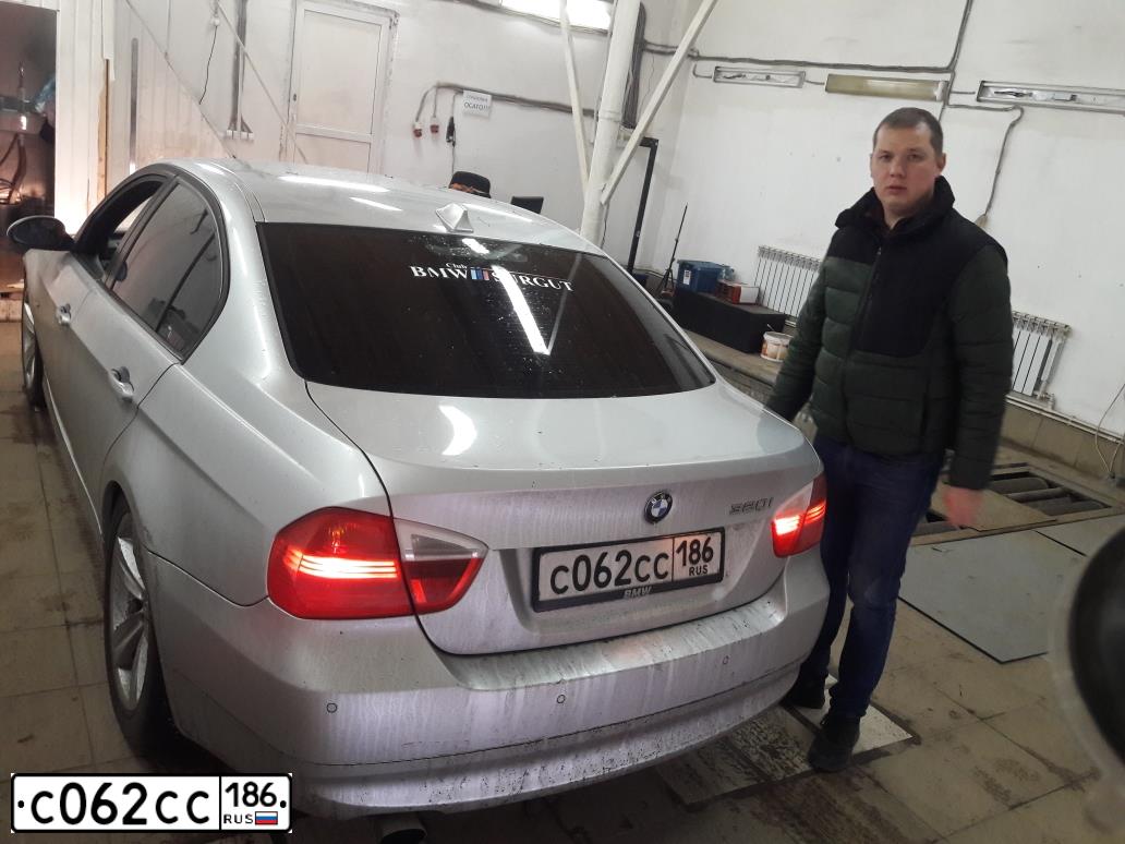Фото автомобиля BMW SERIE 3, 2006 — госномер С062СС186. Цвет: Серебристый