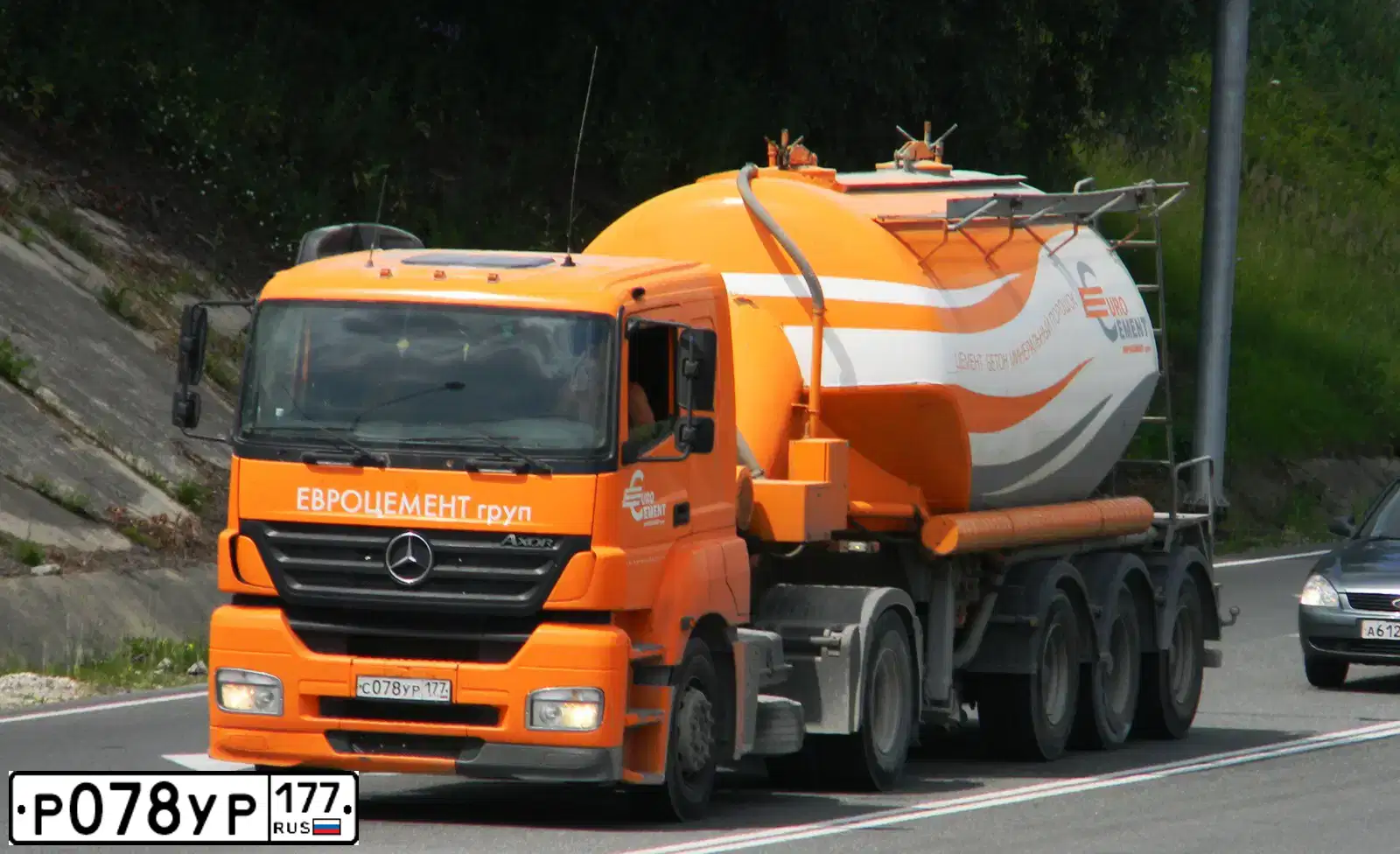 Фото автомобиля IVECO STRALIS, 2002 — госномер В216МО77. Цвет: Белый