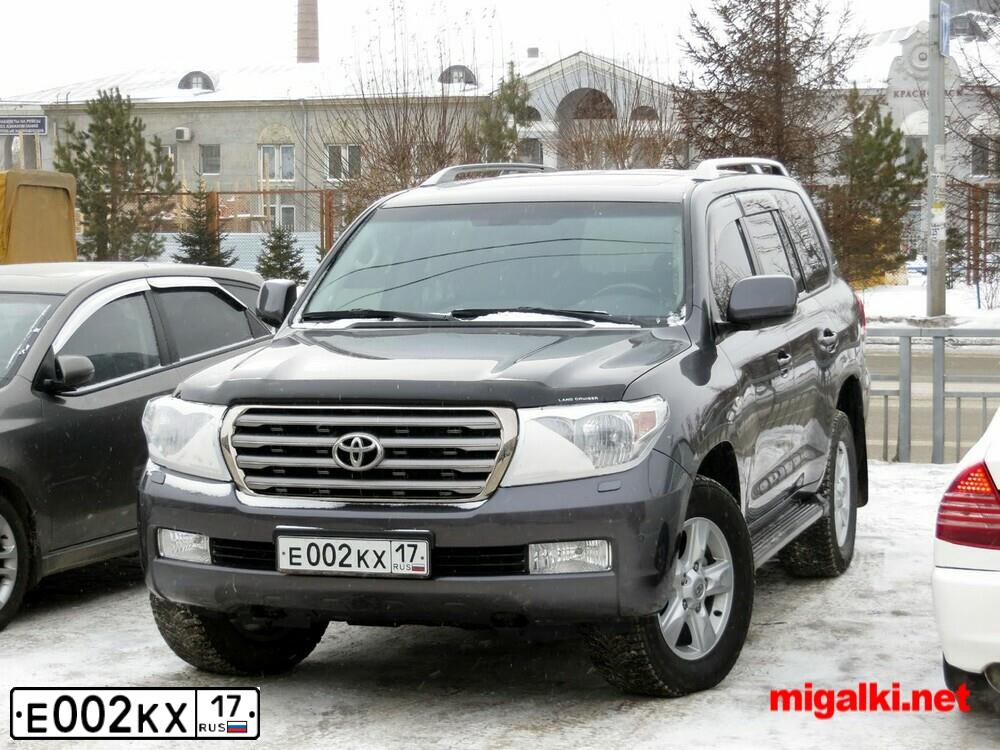 Фото автомобиля TOYOTA LANDCRUISER 200, 2011 — госномер Е002КХ17. Цвет: СЕРЫЙ