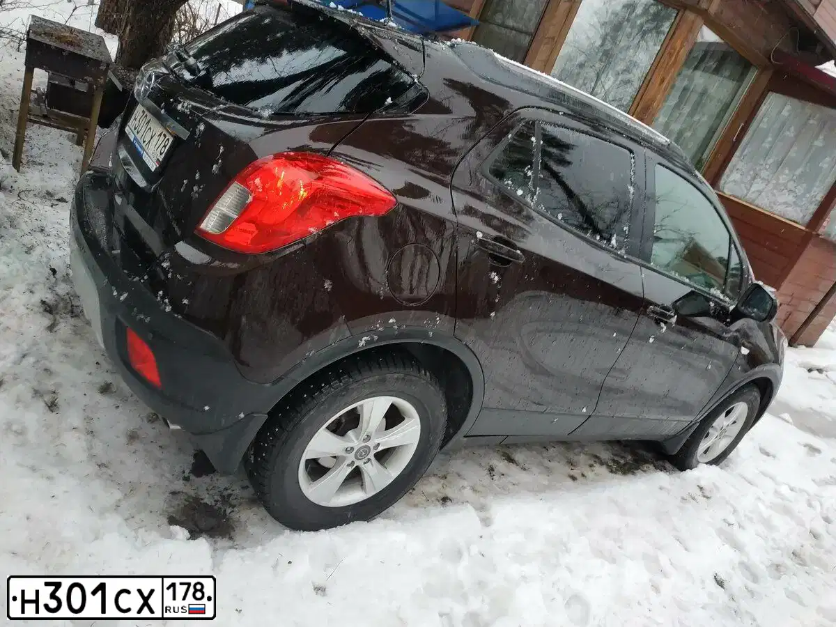 Фото автомобиля OPEL MOKKA, 2012 — госномер Н301СХ178. Цвет: Коричневый