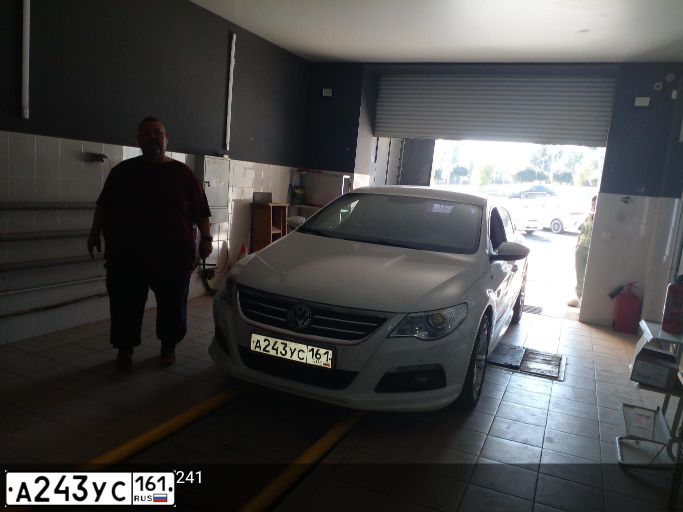 Фото автомобиля VOLKSWAGEN PASSAT, 2011 — госномер А243УС161. Цвет: Белый