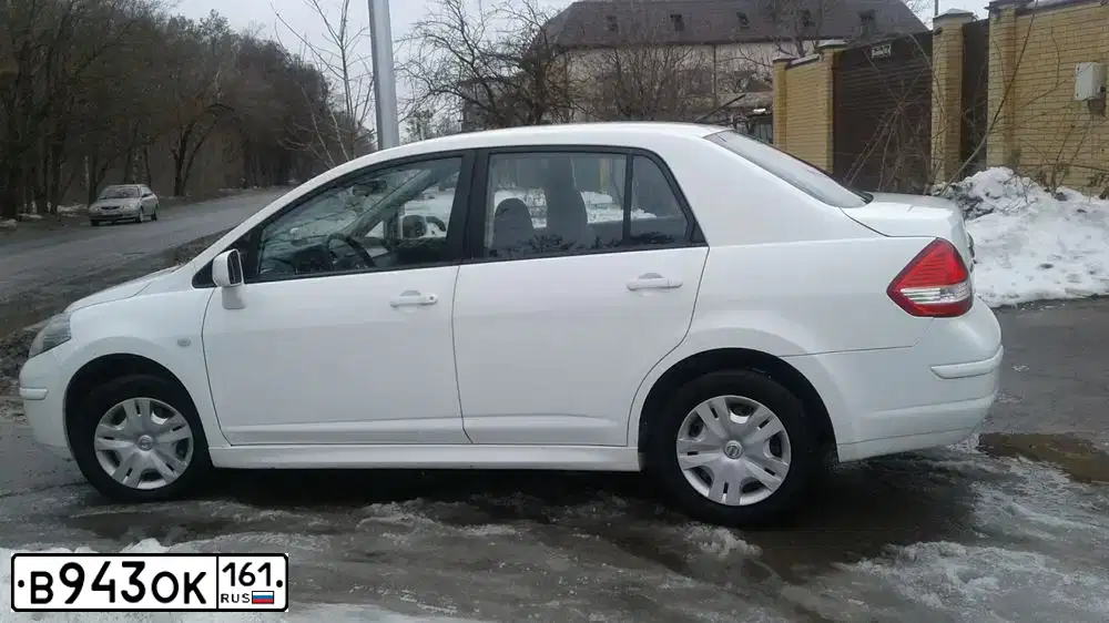Фото автомобиля NISSAN TIIDA, 2012 — госномер В943ОК161. Цвет: Белый