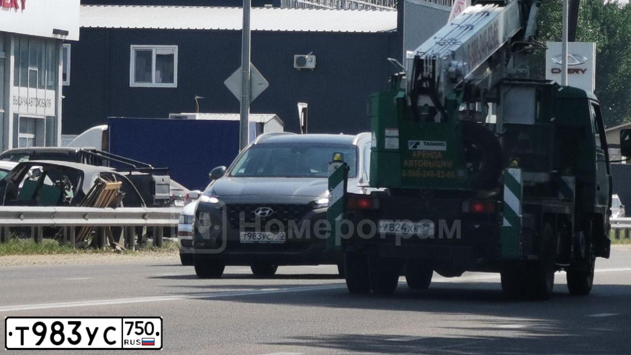 Фото автомобиля ХЕНДЭ САНТА ФЕ, 2019 — госномер Е601КУ977. Цвет: ТЕМНО-СЕРЫЙ