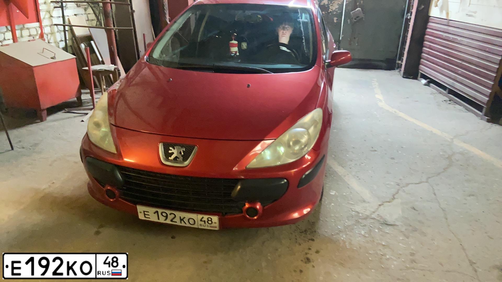 Фото автомобиля PEUGEOT 307, 2006 — госномер Е192КО48. Цвет: Красный