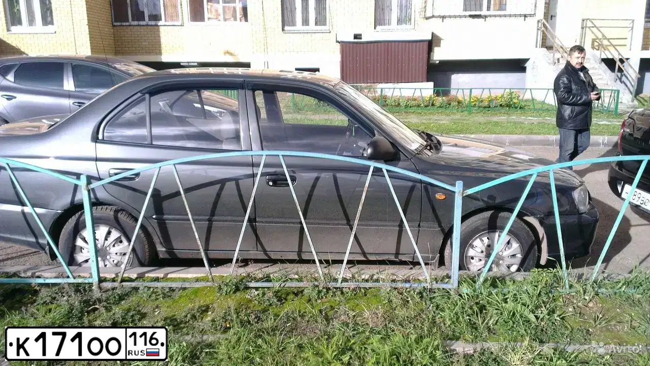 Фото автомобиля HYUNDAI ACCENT, 2008 — госномер М133МЕ164. Цвет: ТЕМНО-СЕРЫЙ