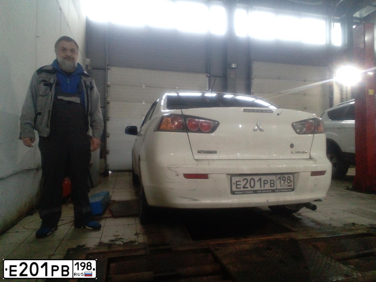 Фото автомобиля MITSUBISHI LANCER, 2013 — госномер Е201РВ198. Цвет: Белый