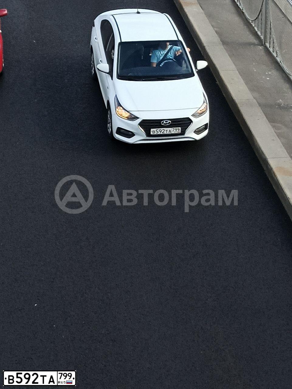 Фото автомобиля HYUNDAI SOLARIS, 2019 — госномер В592ТА799. Цвет: Белый