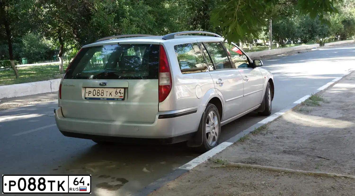 Фото автомобиля FORD MONDEO, 2000 — госномер Р088ТК64. Цвет: СЕРЕБРИСТЫЙ