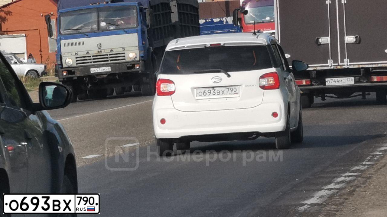 Фото автомобиля DAIHATSU BOON DAIHATSU BOON, 2016 — госномер О693ВХ790. Цвет: Белый
