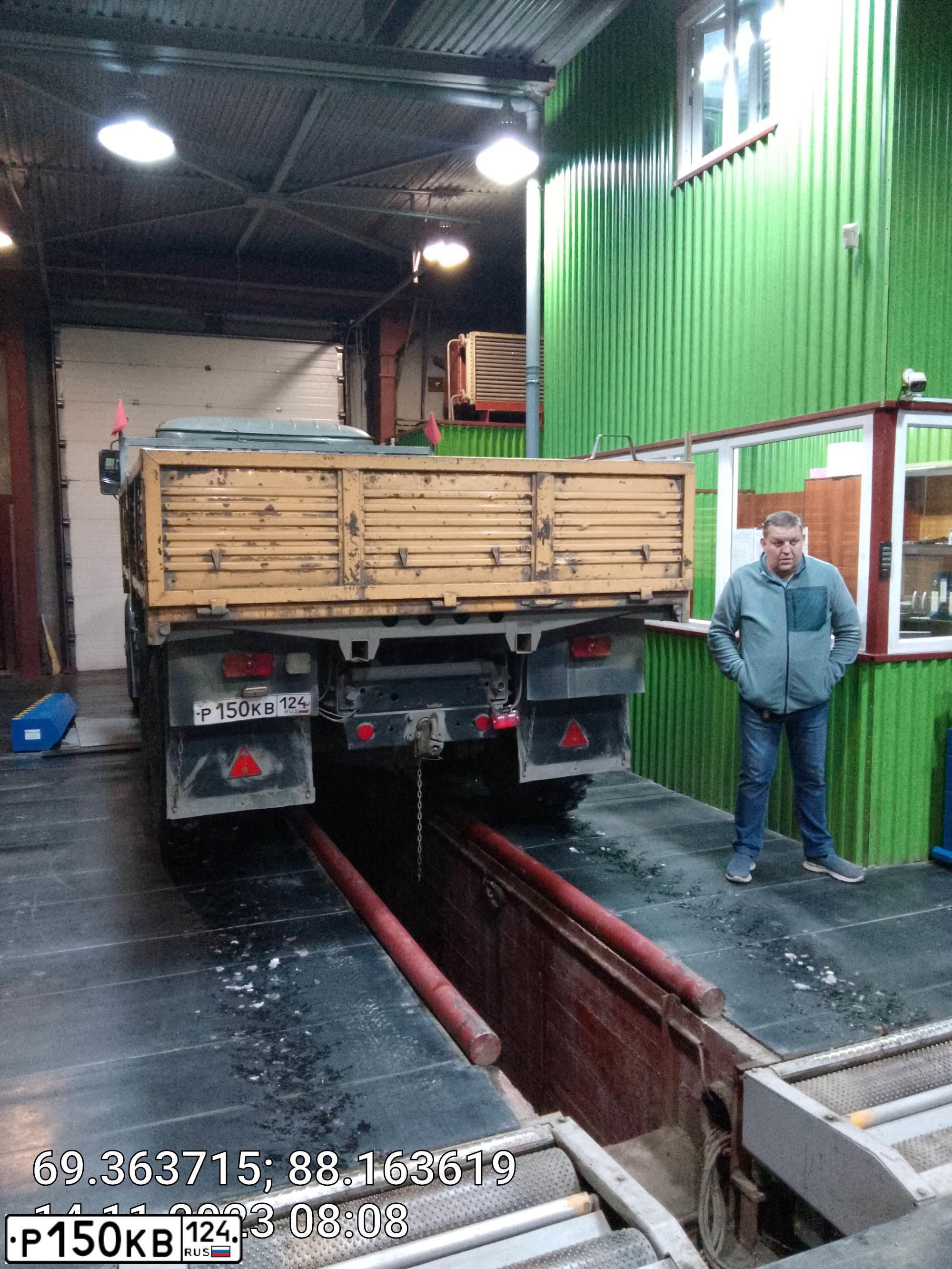 Фото автомобиля URAL 4320 /6X6/, 2012 — госномер Р150КВ124. Цвет: ЗЕЛЕНЫЙ