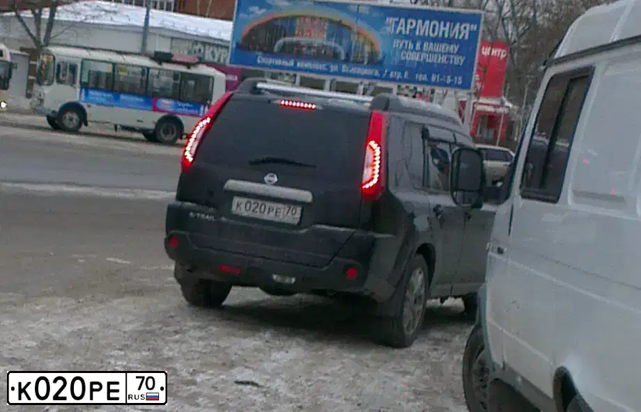 Фото автомобиля NISSAN X-TRAIL, 2012 — госномер К020РЕ70. Цвет: ЧЕРНЫЙ