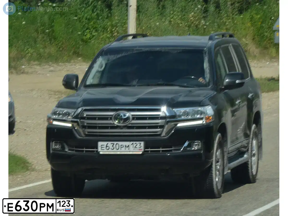 Фото автомобиля TOYOTA LANDCRUISER 200, 2015 — госномер Е630РМ123. Цвет: ЧЕРНЫЙ