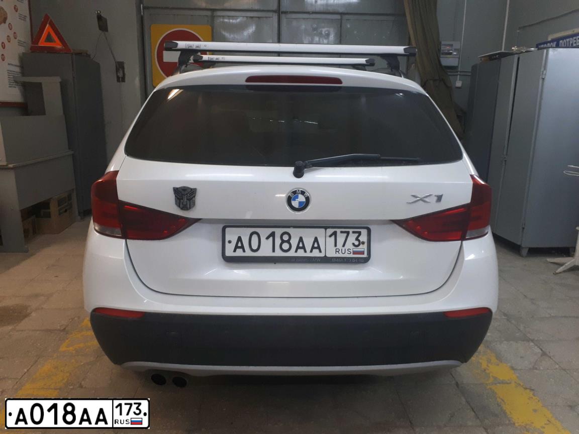 Фото автомобиля BMW X1 XDRIVE 20I, 2012 — госномер Т938СХ73. Цвет: БЕЛЫЙ МЕТАЛЛИК