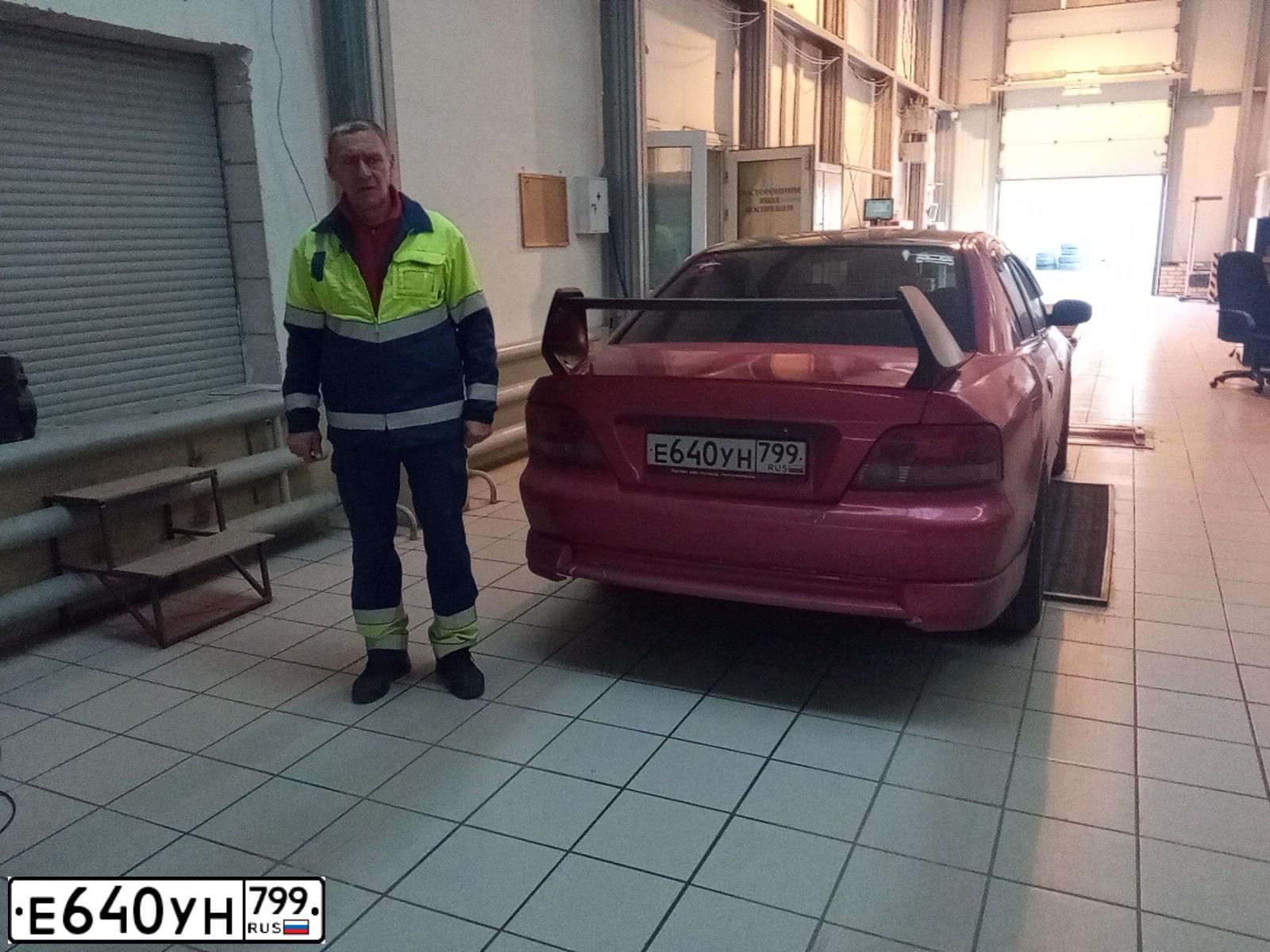 Фото автомобиля MITSUBISHI GALANT, 1998 — госномер Е640УН799. Цвет: КРАСНЫЙ