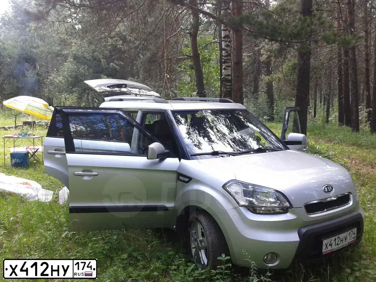 Фото автомобиля KIA SOUL, 2011 — госномер Х412НУ174. Цвет: СЕРЕБРИСТЫЙ
