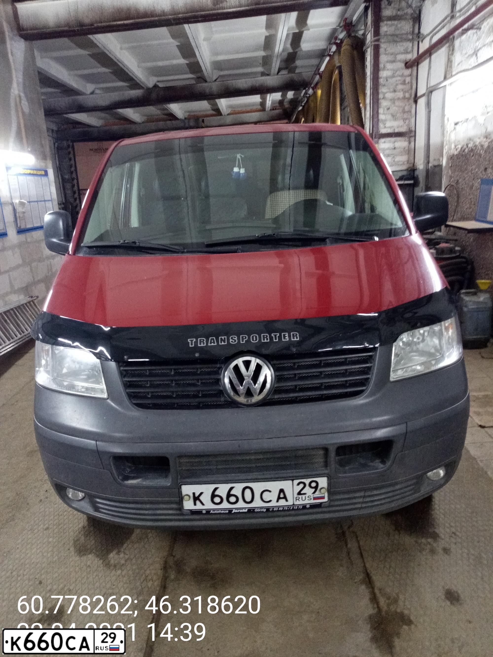 Фото автомобиля VOLKSWAGEN TRANSPORTER, 2006 — госномер К039СМ35. Цвет: Красный