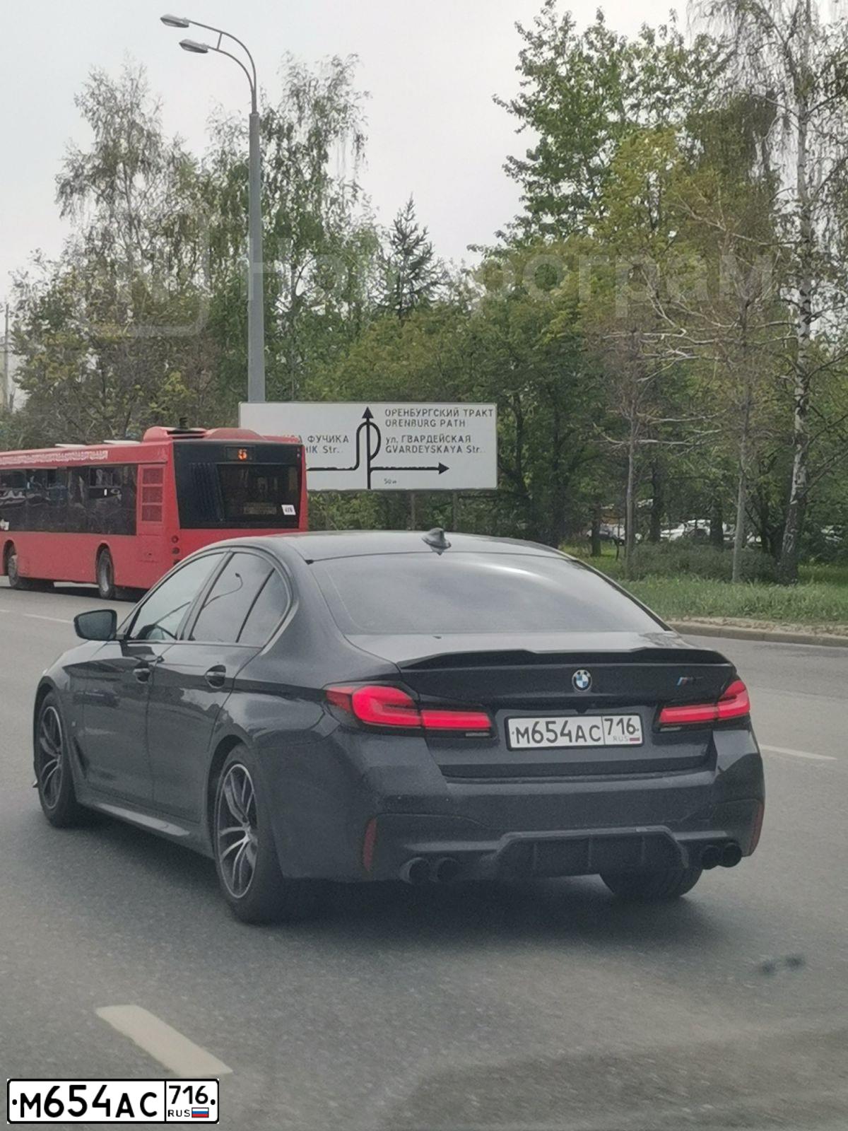 Фото автомобиля BMW SERIE 5, 2020 — госномер М005КА116. Цвет: ЧЕРНЫЙ