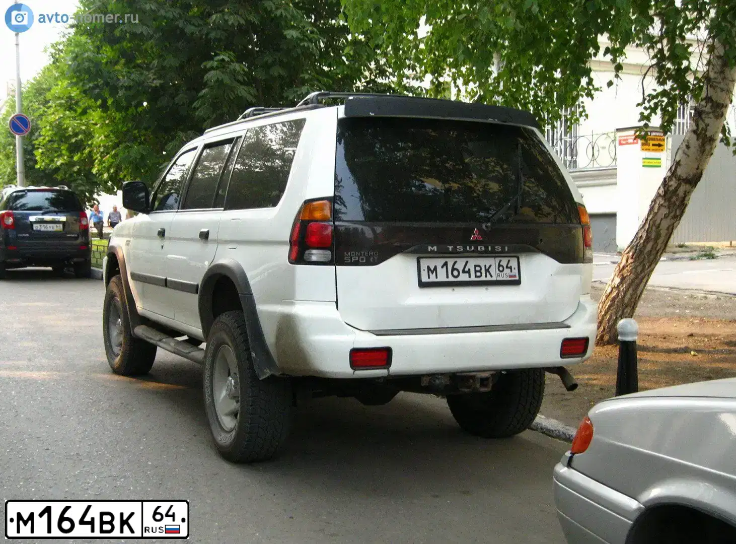 Фото автомобиля MITSUBISHI MONTERO, 2000 — госномер М164ВК64. Цвет: БЕЛЫЙ