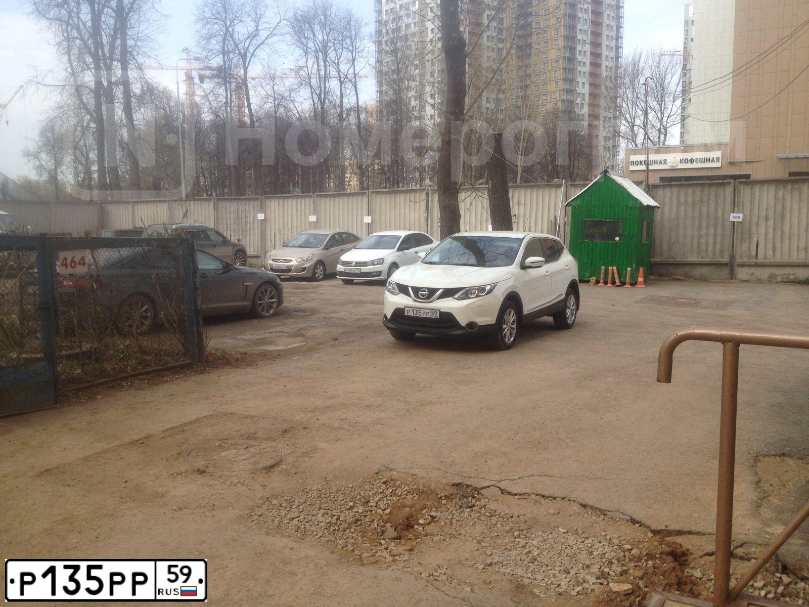 Фото автомобиля NISSAN QASHQAI, 2014 — госномер Р135РР59. Цвет: БЕЛЫЙ