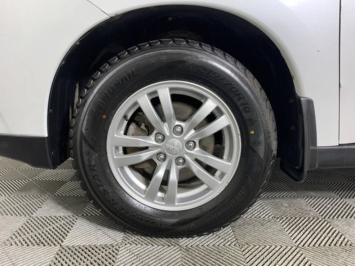 Фото автомобиля MITSUBISHI OUTLANDER, 2013 — госномер Х017СМ790. Цвет: Белый
