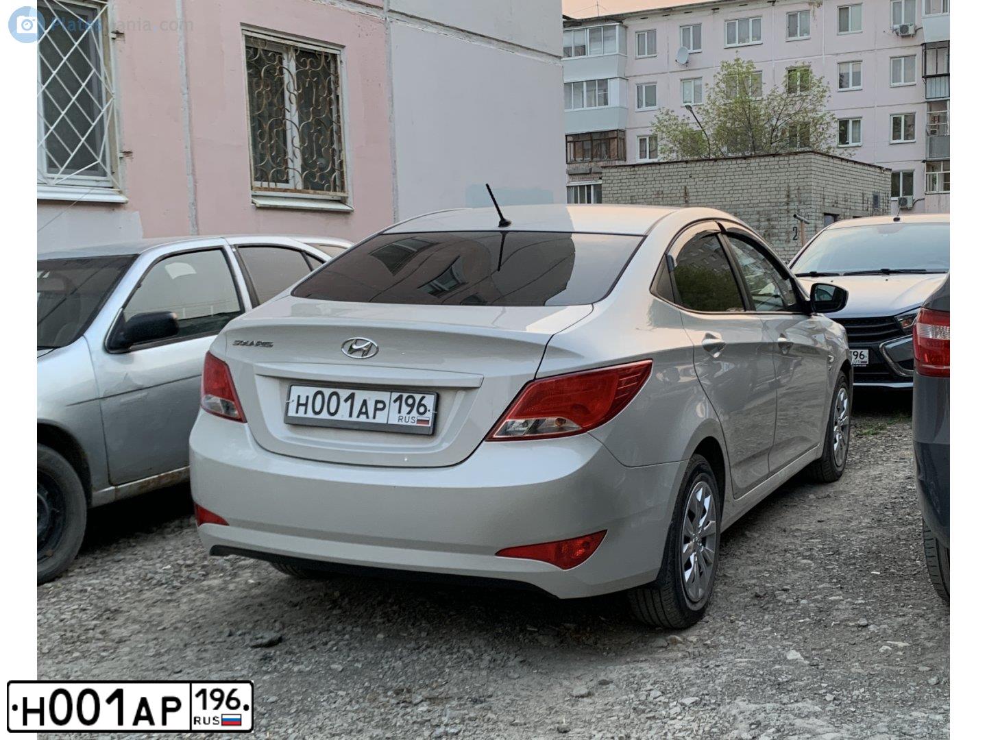 Фото автомобиля HYUNDAI SOLARIS, 2016 — госномер Н001АР196. Цвет: БЕЖЕВЫЙ