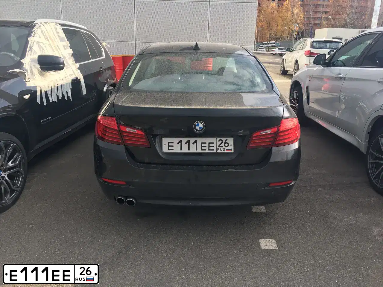 Фото автомобиля BMW SERIE 7, 2018 — госномер Е111ЕЕ26. Цвет: ЧЕРНЫЙ