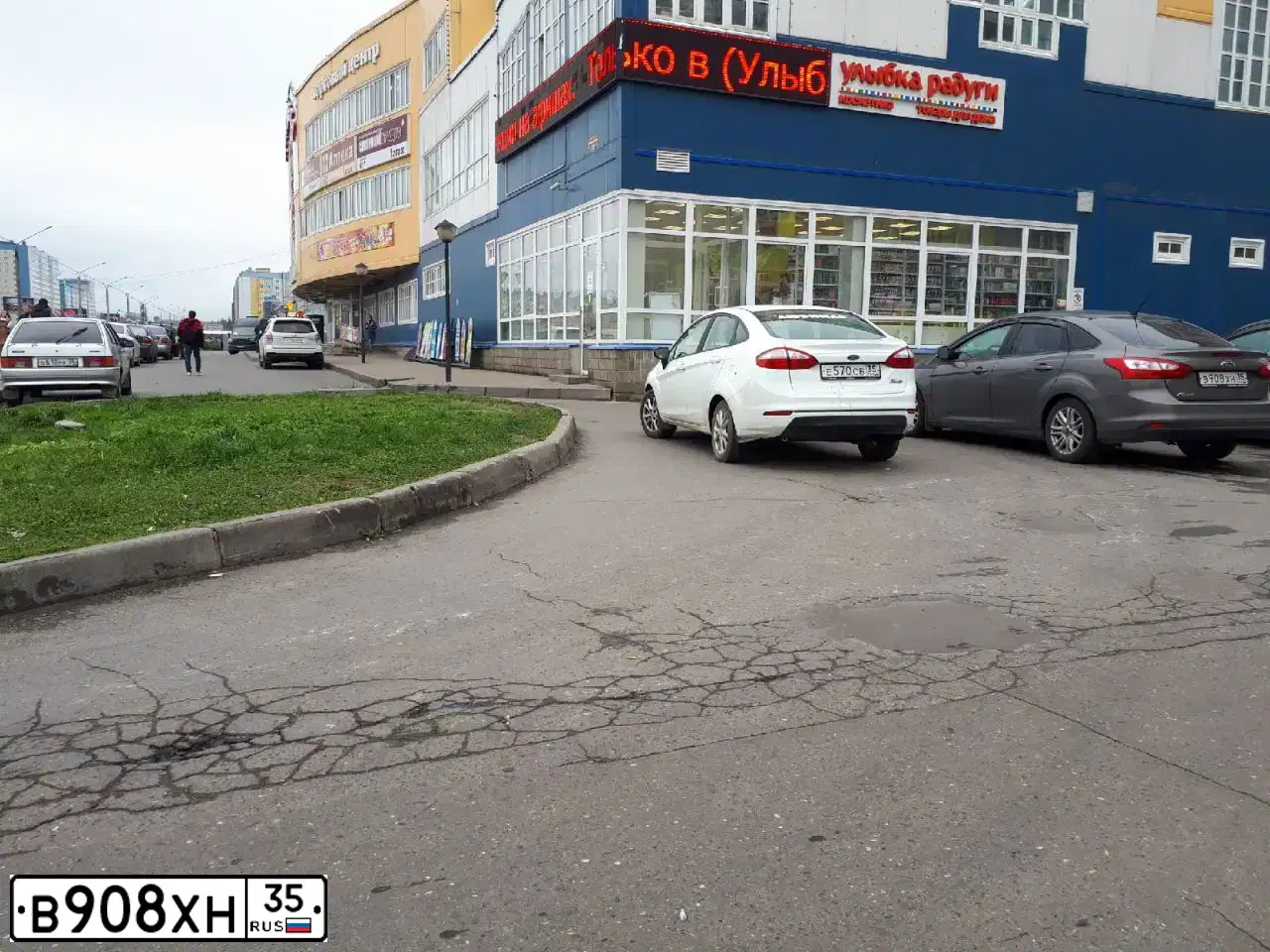 Фото автомобиля FORD FOCUS, 2012 — госномер В908ХН35. Цвет: СЕРО-КОРИЧНЕВЫЙ