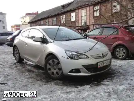 Фото автомобиля OPEL ASTRA, 2012 — госномер Х900ЕС51. Цвет: Серебристый