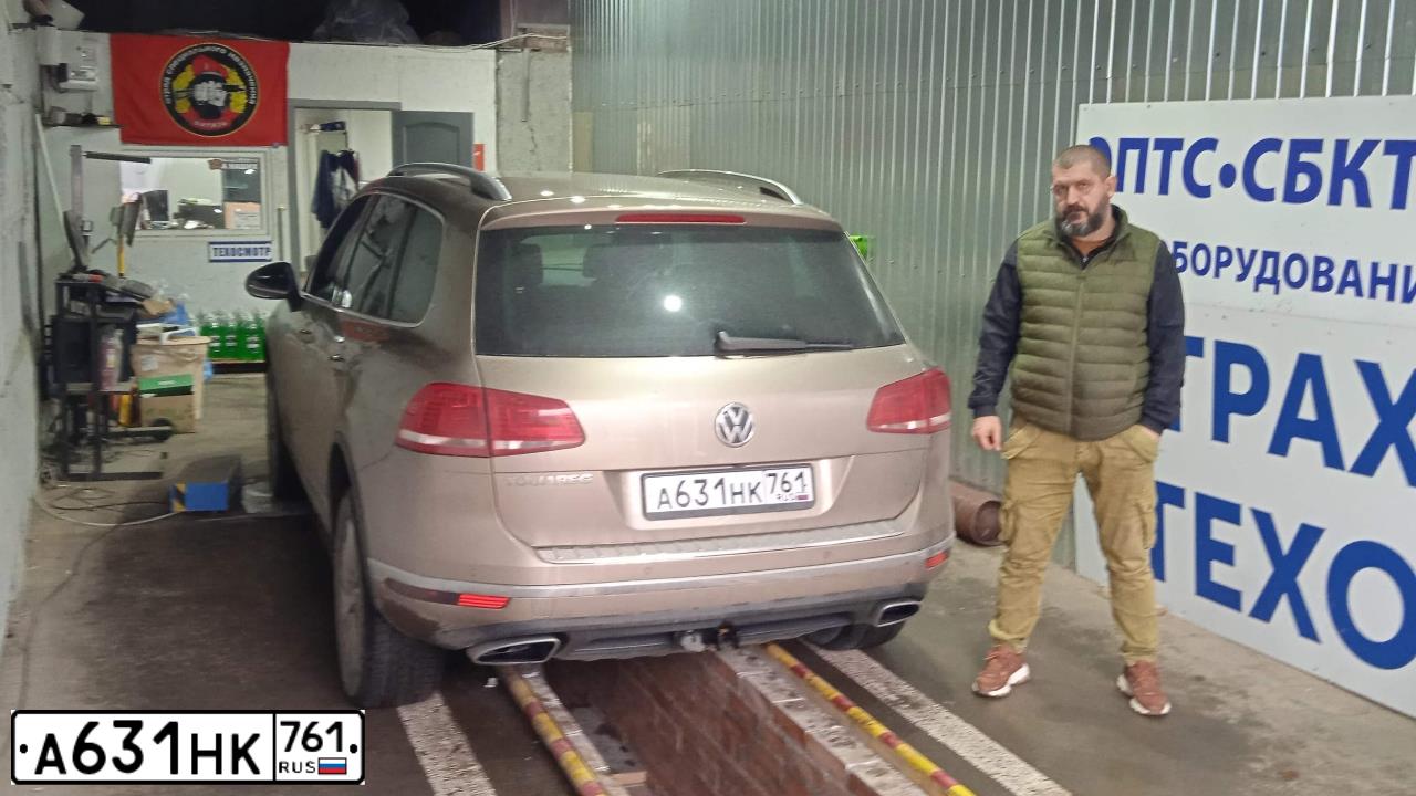 Фото автомобиля VOLKSWAGEN TOUAREG, 2016 — госномер Т158НА761. Цвет: БЕЖЕВЫЙ