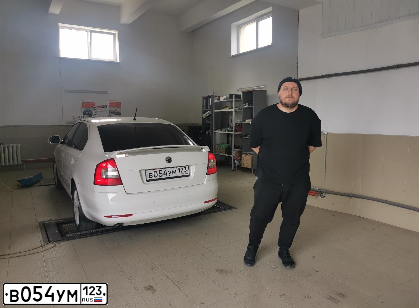 Фото автомобиля SKODA OCTAVIA, 2011 — госномер В054УМ123. Цвет: Белый