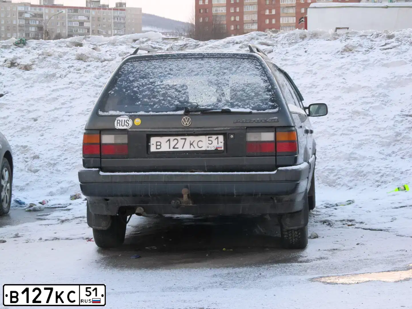 Фото автомобиля VOLKSWAGEN PASSAT, 1992 — госномер В127КС51. Цвет: СИНИЙ