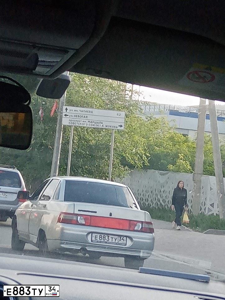 Фото автомобиля LADA 2110, 1999 — госномер Е883ТУ34. Цвет: ЖЕЛТО-ЗЕЛЕНЫЙ