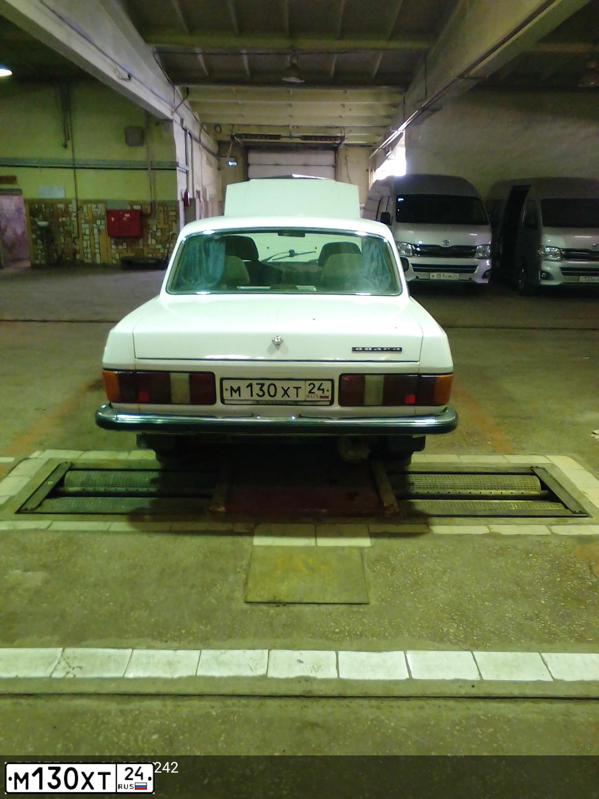 Фото автомобиля GAZ 3102 WOLGA, 2008 — госномер М130ХТ25. Цвет: Белый