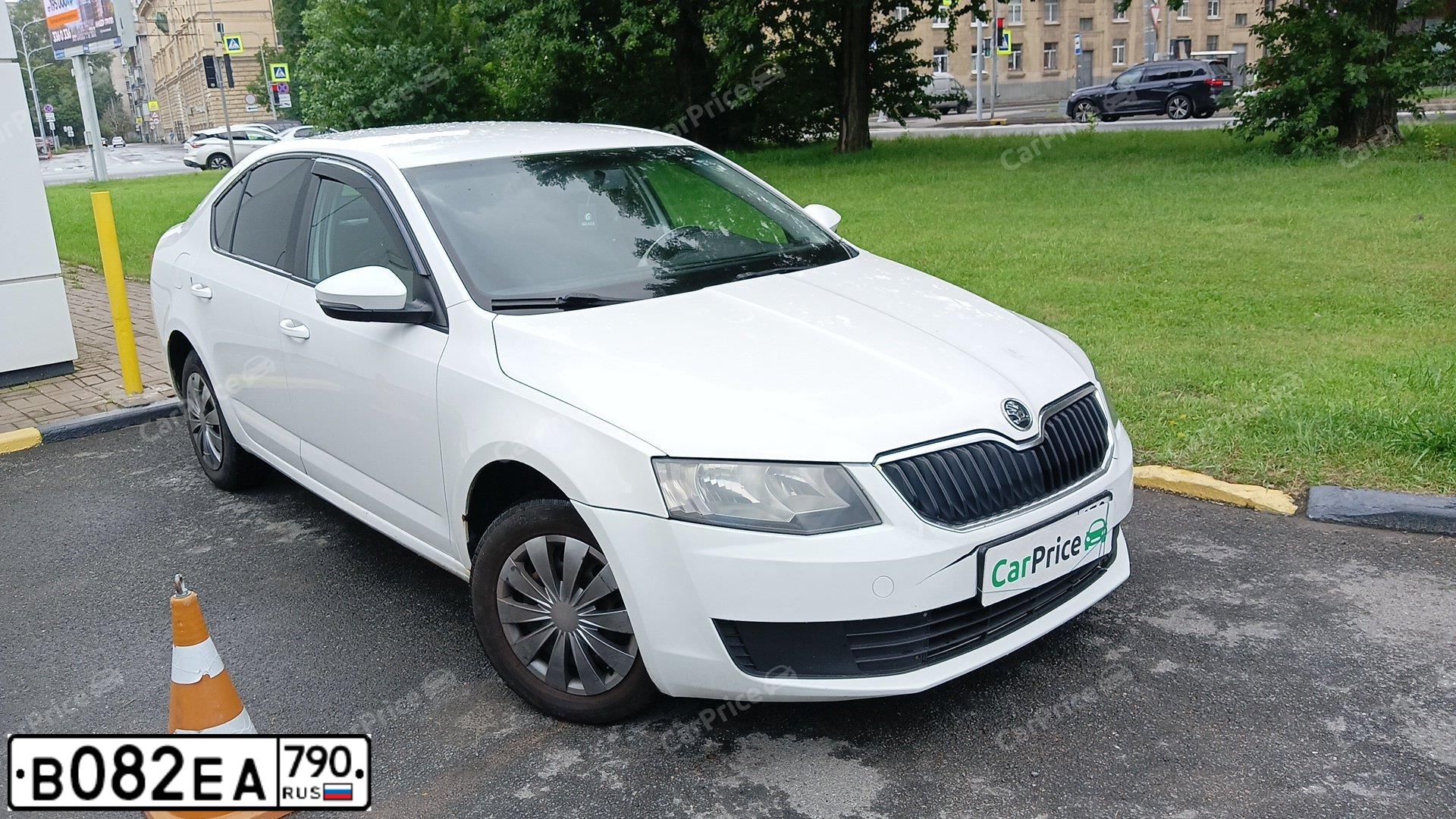 Фото автомобиля SKODA OCTAVIA, 2015 — госномер Т882РМ198. Цвет: Белый