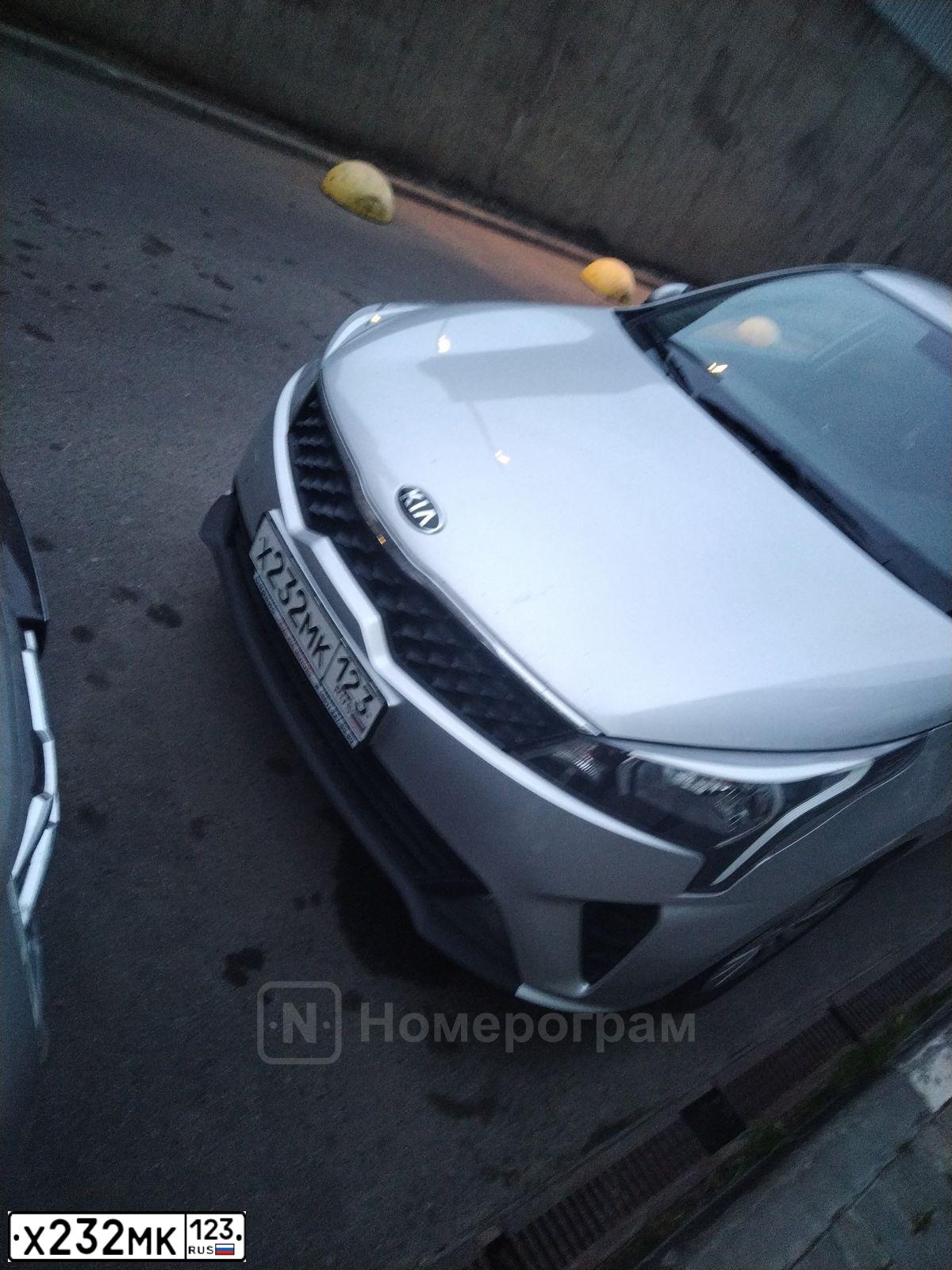 Фото автомобиля KIA RIO, 2013 — госномер К484ММ193. Цвет: СЕРЕБРИСТЫЙ