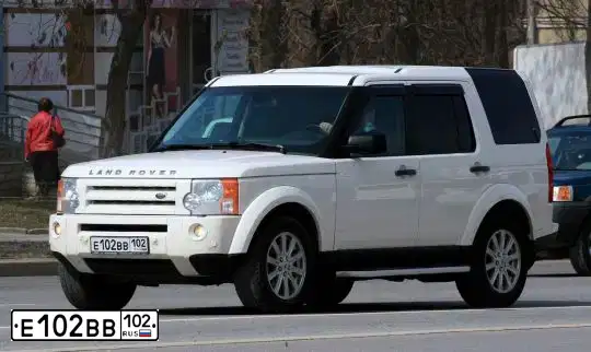 Фото автомобиля LANDROVER DISCOVERY, 2009 — госномер Е102ВВ102. Цвет: Белый