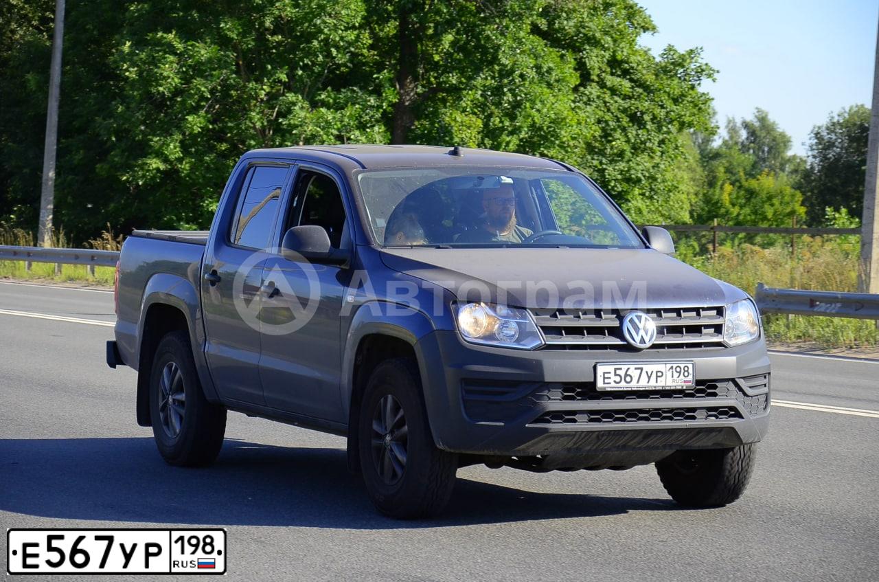 Фото автомобиля VOLKSWAGEN AMAROK, 2019 — госномер Е567УР198. Цвет: Темно-синий